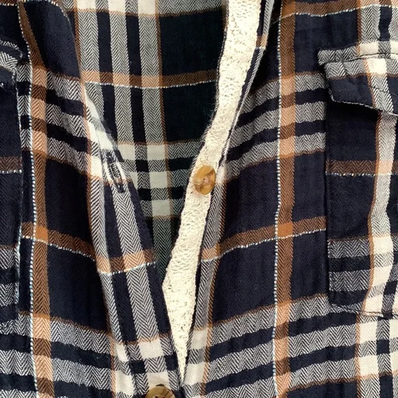 LIKE NEW PLAID FLANNEL - Picture 4 of 5